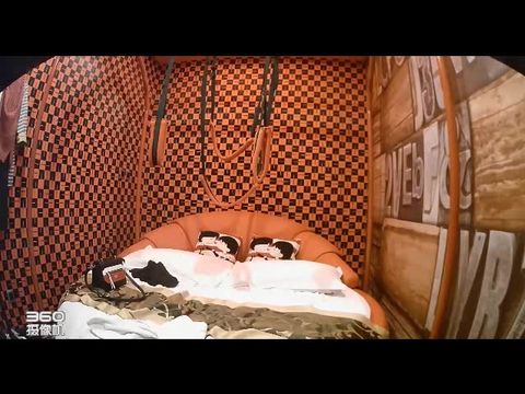 很会玩让女友穿着黑丝开裆搞一个多小时