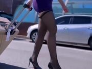 遇到了热心的空姐帮忙带路，但没想到空姐竟是淫贱骚货