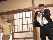 丈夫去世一周年 美丽潮吹寡妇被丈夫弟弟抱着1