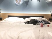 约了个黑衣妹子啪啪，舌吻摸奶调情抬腿侧入抽插猛操