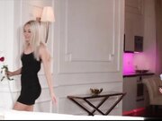 检查金发女郎的裸体