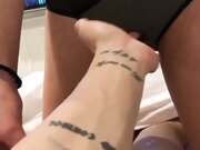 渣男和漂亮女友在汽车旅馆，先吃J，后插B，最后射到P眼里