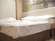 气质甜美外围小少妇 手伸进内裤揉搓肥穴 镜头前深喉扛起大长腿 拉着手站立后入