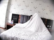 与长发风骚大波情人开房啪啪啪搂起腿大力重插啊啊呻吟不止操到高潮胡言乱语