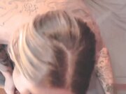 丰满的纹身模特渴望她粉丝的鸡巴大口吃鸡射精后当面霜