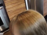 可爱的美少女室友吃早餐前在厨房开干