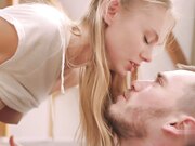 白嫩少女被大鸡巴后入打桩骑乘感觉非常爽