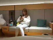 深夜星级酒店开房现场直播高价约了个长相甜美D奶妹子啪啪互舔调情床上擡腿侧入