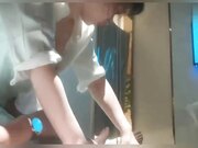 足疗店勾搭技师美少妇_“你别到处去说”女技师献身客户，直接包房大屁股后入，紧张又刺激