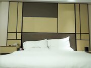 美乳蓝衣妹_脐钉美女超级白嫩宝想无套可惜不能