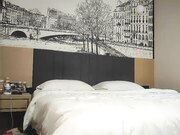 牛仔裤性感大奶妹子啪啪，穿上连体丝袜后入骑坐大力抽插猛操