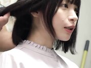 她用她天然的G罩杯轻轻地包裹着爱人的阴茎1