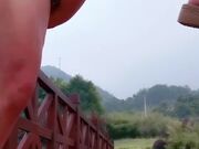 爆乳美娇娘暴露穿搭勾引景区护园小哥 如饿狼扑食见臀就顶 见奶就抓 见口就插