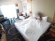 这荡妇一撩头发 鸡巴硬得发红 操她的时候她浪得像母狗发骚 淫水流得满腿都是