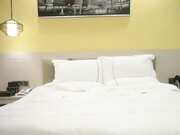 深夜约了个少妇TP啪啪 舔背乳推口交大力猛操非常诱人