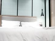 两个猛男约了两个颜值兼职妹酒店开房淫乱4P