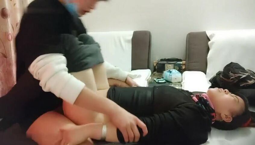 小伙大战熟女人妻 急不可耐衣服都不来不及脱完 扑倒在床上开始插入