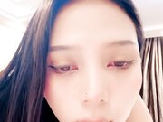 约个上海小骚妇，全程露脸乖巧的舔弄大鸡巴，激情上位跟狼友互动撩骚，让大哥压在身下爆草蹂躏，呻吟可射