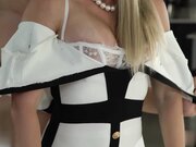 少妇在骑乘租户鸡巴后为他减免房费