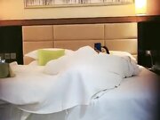 年轻小伙爱少妇 开个酒店包夜连干三次 精疲力尽上楼都要喘