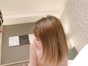 请心仪的高冷美人按摩师帮忙 私下录制了双方亲密的视频