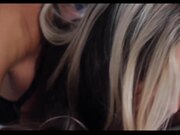 直到她张开屁股 进行一次良好的臀部操弄 脸上淋着热的温暖精液浴