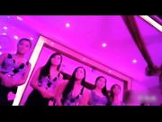 高级会所里妈妈带了一群美女来