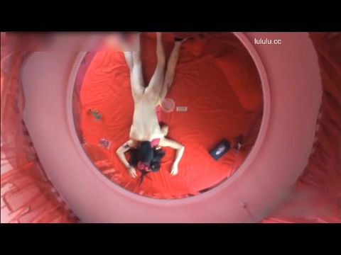 情趣房顶上的圆镜子可以看见自己做爱