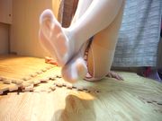 白丝美脚道具自插看捅出来的爱液