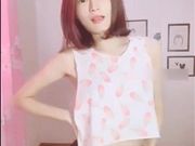 长相甜美的清纯小靓妹椅子上全裸自摸喜欢的不要错过