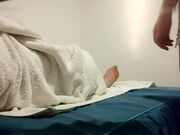 大奶子骚女技师 骑在身上乳推按摩 埋头抓屌一顿舔 扒开短裤 用屌一顿磨蹭