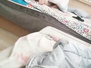 同一个房间大奶萝莉看着对面床上的妈妈和后爹在滚床单 后爹把妈妈压在身材爆草