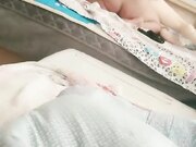 同一个房间大奶萝莉看着对面床上的妈妈和后爹在滚床单 后爹把妈妈压在身材爆草