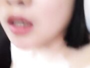 皮肤白皙丰满短发美乳少妇双人啪啪秀 男的干不动玩BB近距离特写