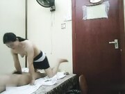 骑车上门找女技师 按摩乳推服务周到 搞半套不操 舔屌口交没几下就搞射