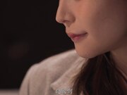 与白皙巨乳的后辈女同事突然同房1