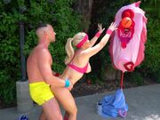 淫荡的女孩在运动场勾引了她的教练操她