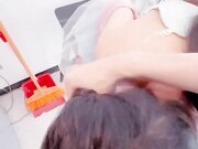 给大舅家女儿送衣服，撞见表妹洗澡，强闯进卫生间狂操一番之后换上新买的洛丽塔短裙按在桌子上直接内射