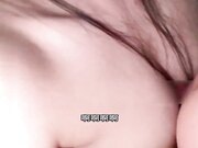 风骚少妇背着老公漏出两个巨乳勾引