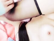 年轻黑丝小萝莉跟两个年轻小哥玩3P 撅着屁股让小哥用道具爆菊花玩骚穴