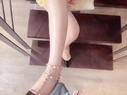 黄色连衣裙小母狗玉足踩鸡勾引 被无套爆操内射 精液从小骚逼里拉丝流出