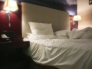 迫不及待舌吻揉胸，退下内裤埋头口交，扣穴抬腿侧入