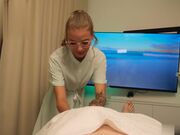 害羞的女按摩师无法抗拒客户的大鸡巴用骚逼来继续帮大鸡巴按摩