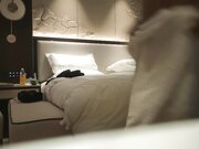 今晚约了个绿衣萌妹子，舔弄上位骑乘插入自己动大力猛操几下就操喷了