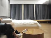 娇小可爱的小萝莉，刚下海什么都不会，重在听话让干嘛就干嘛，直接抱起来干她