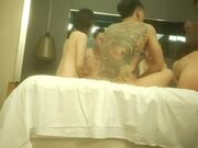 换妻大神约两对夫妻打牌玩成人游戏六人赤裸裸挤在一张床上轮换着操前后夹击