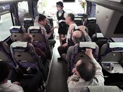 被逼用身体负责的美女巴士导游 精力旺盛老爹乘客们插不停的大乱交1