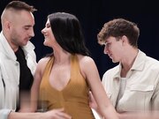 妻子的无能丈夫看着他的淫荡妻子在他面前被陌生鸡巴前后双重插入