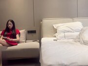 妹子是个天然白虎，小穴干干净净一根毛都没有，鸡鸡进进出出干得真爽