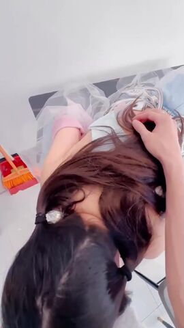 海角大神意淫自己妹妹 给大舅家女儿送衣服 强闯卫生间狂艹表妹 换上萝莉塔裙内射